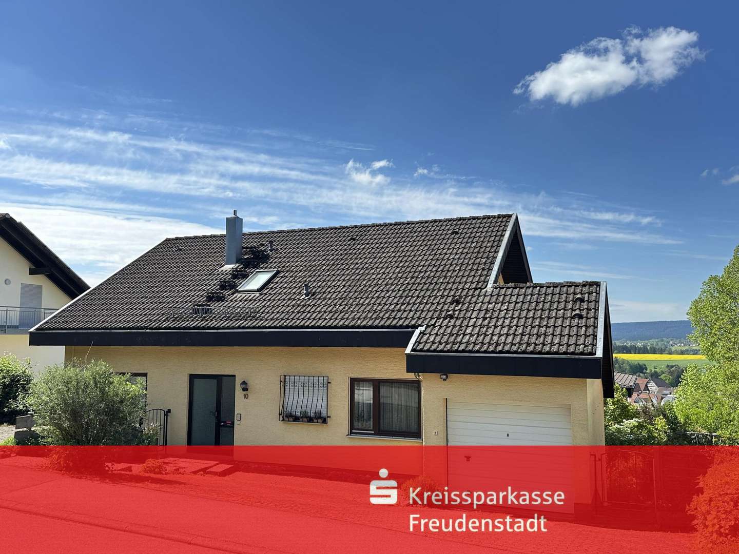 Hausansicht Straßenseite - Einfamilienhaus in 72280 Dornstetten mit 144m² kaufen