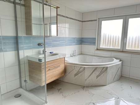 Badezimmer - Zweifamilienhaus in 72160 Horb mit 220m² kaufen