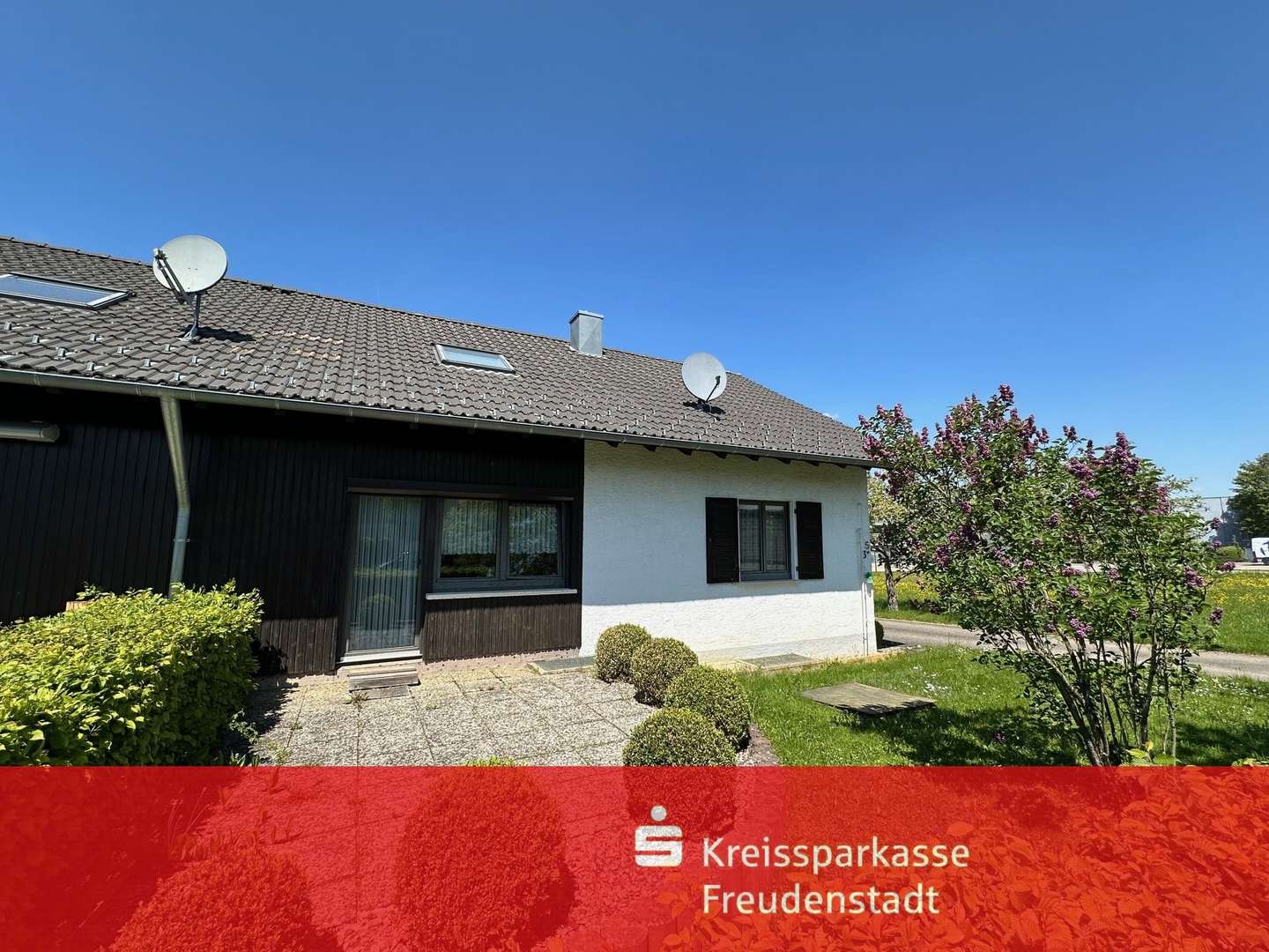 Hausansicht, Terrasse - Einfamilienhaus in 72178 Waldachtal mit 127m² kaufen