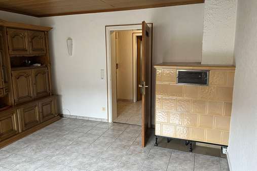 Wohnzimmer mit Kachelofen - Etagenwohnung in 78532 Tuttlingen mit 65m² kaufen