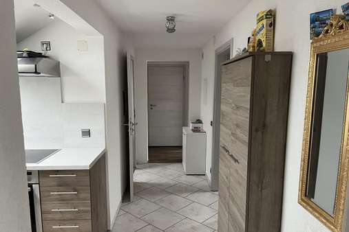 Flur und offene Küche - Dachgeschosswohnung in 78532 Tuttlingen mit 61m² kaufen