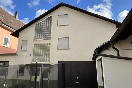 Zweifamilienhaus mit 2 Garagen + Lagergebäude in sehr gutem Zustand