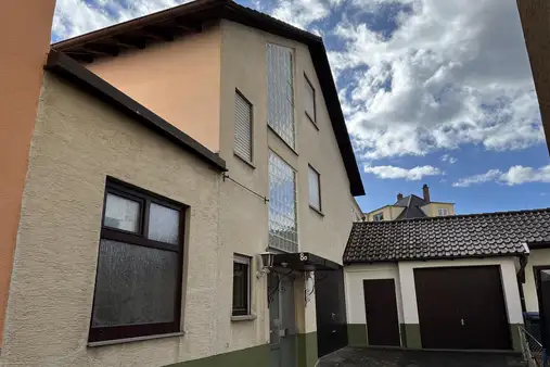 Zweifamilienhaus mit 2 Garagen + Lagergebäude in sehr gutem Zustand