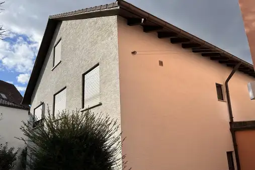 Zweifamilienhaus mit 2 Garagen + Lagergebäude in sehr gutem Zustand