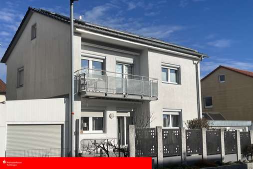 Straßenansicht Straßenansicht - Zweifamilienhaus in 78647 Trossingen mit 144m² kaufen