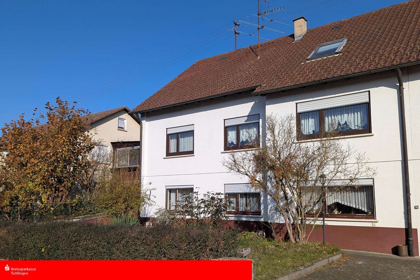 Frontansicht mit Vorgarten (Stellplätze) Frontansicht mit Vorgarten (Stellplätze) - Doppelhaushälfte in 78606 Seitingen-Oberflacht mit 164m² kaufen