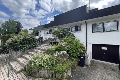 Einfamilienhaus mit ELW + 2 Garagen in Halbhöhenlage oberhalb von Gerlingen