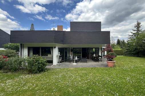 Hausrückseite mit Terrassenbereich bzw. Rasenfläche - Einfamilienhaus in 70839 Gerlingen mit 211m² kaufen