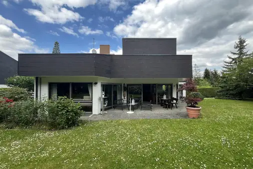 Einfamilienhaus mit ELW + 2 Garagen in Halbhöhenlage oberhalb von Gerlingen