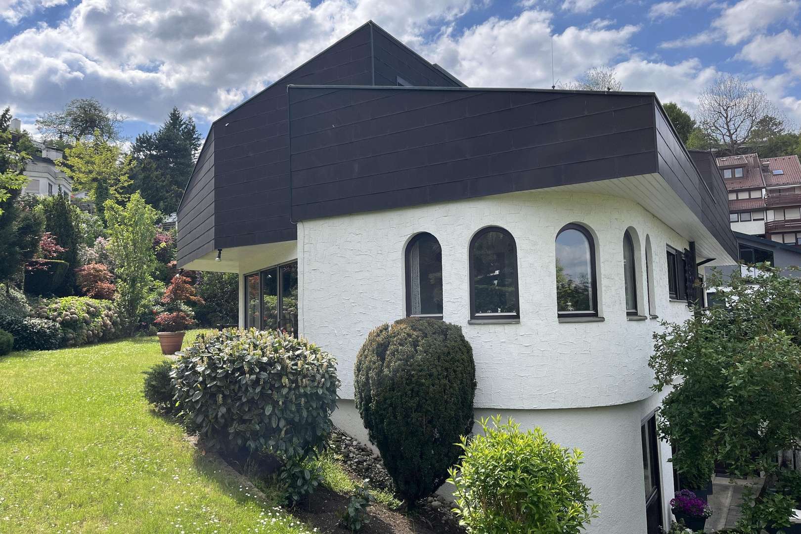 Seitenansicht mit Rasen-  und Gartenfläche - Einfamilienhaus in 70839 Gerlingen mit 211m² kaufen
