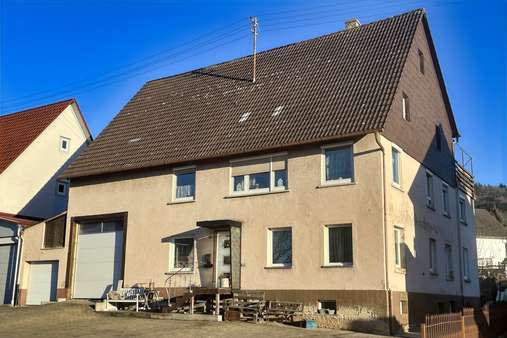 Vorder-/Seitenansicht - Zweifamilienhaus in 78588 Denkingen mit 262m² kaufen