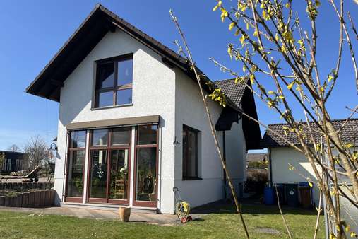 Anbau mit Wintergarten - Ansicht vom Garten - Einfamilienhaus in 78579 Neuhausen mit 178m² kaufen