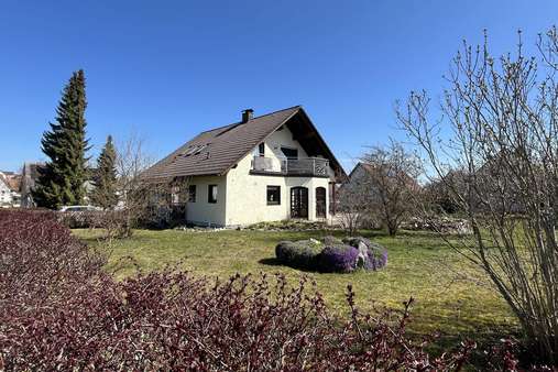 Außenansicht - Blick übers Grundstück - Einfamilienhaus in 78579 Neuhausen mit 178m² kaufen