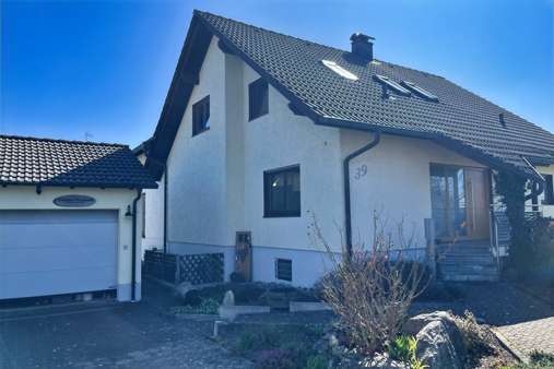 Eingangsbereich mit Garage - Einfamilienhaus in 78579 Neuhausen mit 178m² kaufen