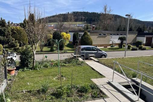 Blick von Terrasse (mit Kelleraufgang) - Reihenmittelhaus in 78532 Tuttlingen mit 74m² kaufen