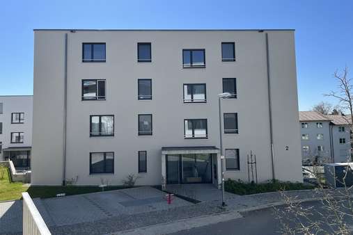 Eingangsbereich mit Stellplätzen - Penthouse-Wohnung in 88662 Überlingen mit 123m² kaufen