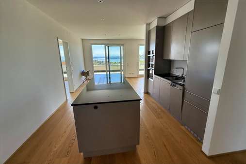 Küche mit Kochinsel und Essbereich - Penthouse-Wohnung in 88662 Überlingen mit 123m² kaufen