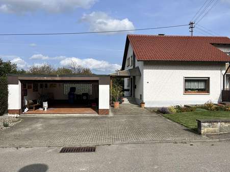 Frontansicht mit Doppelgarage Frontansicht mit Doppelgarage - Einfamilienhaus in 78559 Gosheim mit 182m² kaufen