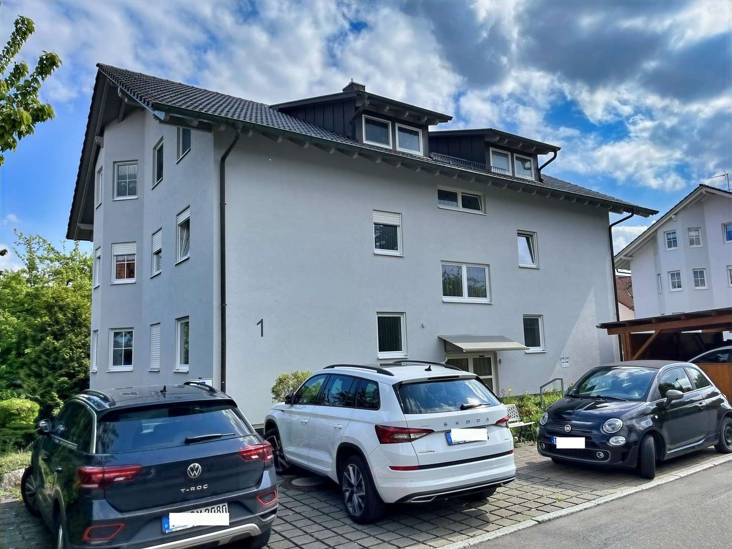 Außenansicht mit Stellplätzen - Mehrfamilienhaus in 78576 Emmingen-Liptingen mit 467m² kaufen
