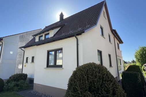 Vorder-/Seitenansicht Vorder-/Seitenansicht - Einfamilienhaus in 78647 Trossingen mit 161m² kaufen