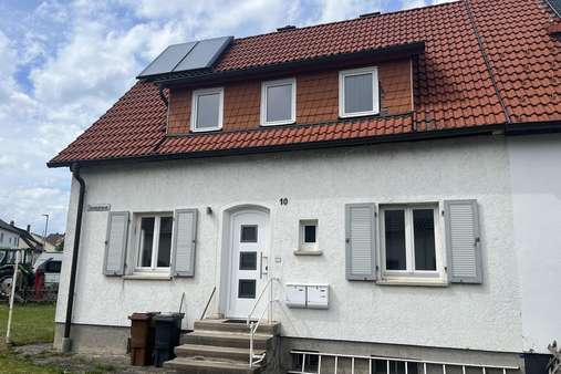 Frontansicht/Eingang Frontansicht/Eingang - Zweifamilienhaus in 78647 Trossingen mit 105m² kaufen