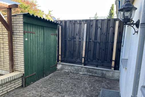 Außenbereich mit Geräteschuppen Außenbereich mit Geräteschuppen - Reihenmittelhaus in 78532 Tuttlingen mit 76m² kaufen
