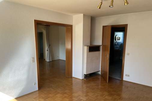 Wohnzimmer mit Kachelofenheizung Wohnzimmer mit Kachelofenheizung - Etagenwohnung in 78532 Tuttlingen mit 93m² kaufen