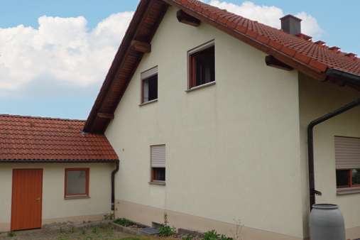 Rückseite mit Garage (Türe) - Einfamilienhaus in 78664 Eschbronn mit 131m² kaufen