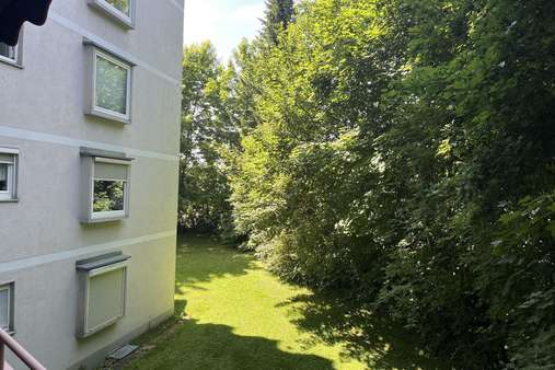 Grünfläche ums Gebäude Grünfläche ums Gebäude - Etagenwohnung in 78532 Tuttlingen mit 70m² kaufen