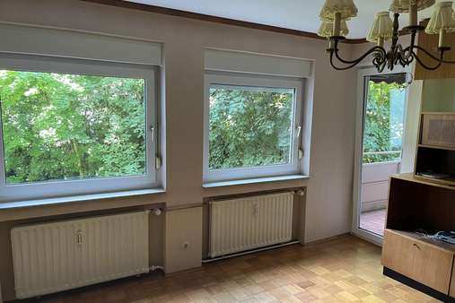 Wohnzimmer mit Ausgang zum Balkon Wohnzimmer mit Ausgang zum Balkon - Etagenwohnung in 78532 Tuttlingen mit 70m² kaufen