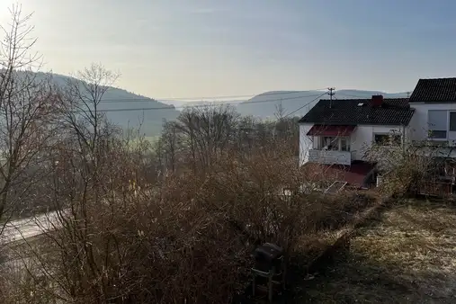 Zweifamilienhaus mit 2 Garagen + großem Grundstück in AUSSICHTSLAGE !