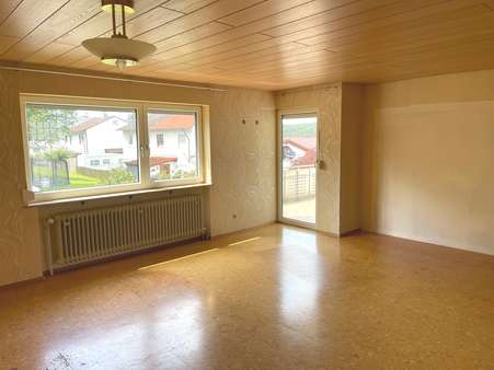 Wohnbereich mit Zugang Balkon - Einfamilienhaus in 72501 Gammertingen mit 129m² kaufen