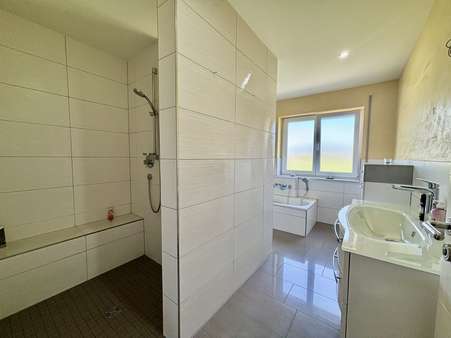durchdachtes Badezimmer - Erdgeschosswohnung in 88356 Ostrach mit 118m² kaufen