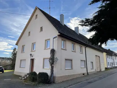 Charmantes Wohnhaus mit landwirtschaftlichem Bereich und Scheune in Krauchenwies-Ablach