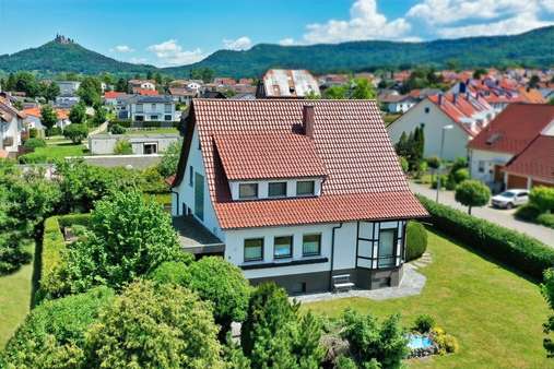 Außenansicht mit Burg - Einfamilienhaus in 72406 Bisingen mit 169m² kaufen