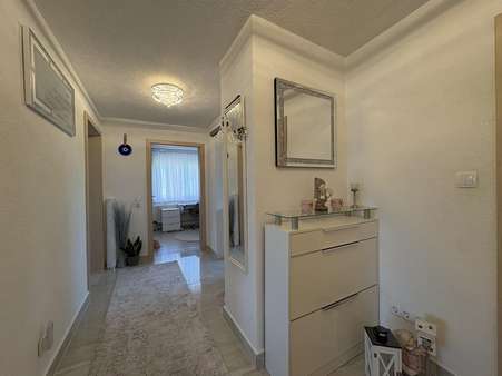 Flur (Blick von Wohnungstüre) - Etagenwohnung in 72379 Hechingen mit 66m² kaufen
