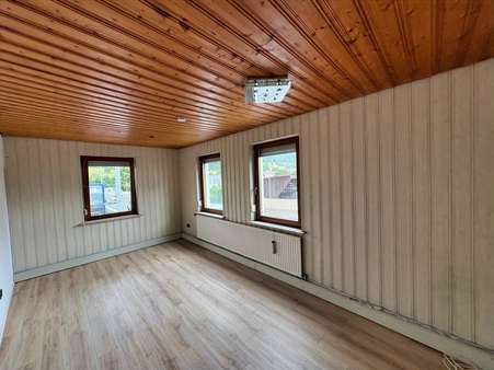 Wohnzimmer Whg. 1. OG - Mehrfamilienhaus in 72458 Albstadt mit 240m² kaufen