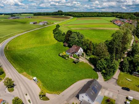 Südwestansicht von oben - Einfamilienhaus in 88471 Laupheim mit 250m² kaufen