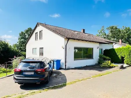 Geräumiges Zweifamilienhaus mit Einliegerwohnung in familienfreundlicher Ortsrandlage 