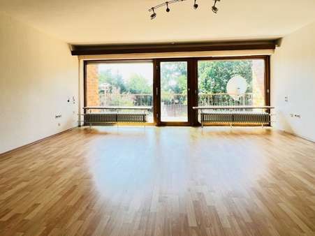 Wohnzimmer im EG - Zweifamilienhaus in 88400 Biberach mit 263m² kaufen