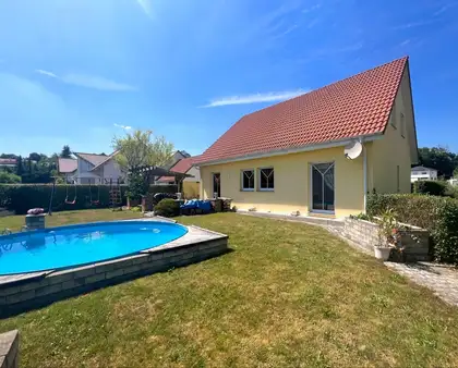 Im ruhigen Wohngebiet! Einfamilienhaus mit großem Garten und Doppelgarage