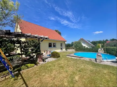 Im ruhigen Wohngebiet! Einfamilienhaus mit großem Garten und Doppelgarage