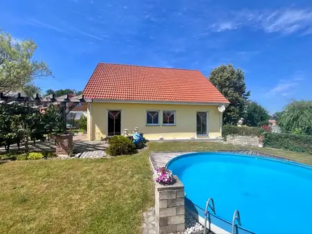 Im ruhigen Wohngebiet! Einfamilienhaus mit großem Garten und Doppelgarage