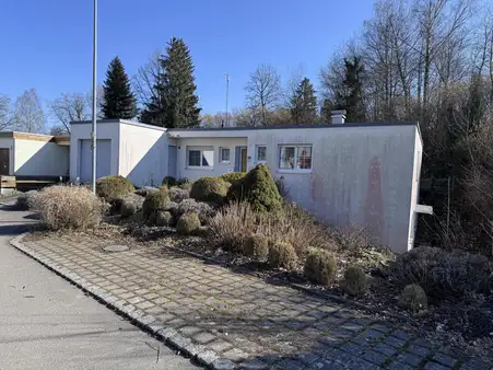 Stilvoller Flachdachbungalow mit Garten und Einliegerwohnung 