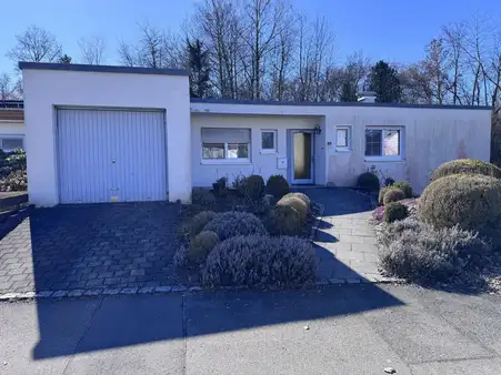 Stilvoller Flachdachbungalow mit Garten und Einliegerwohnung 