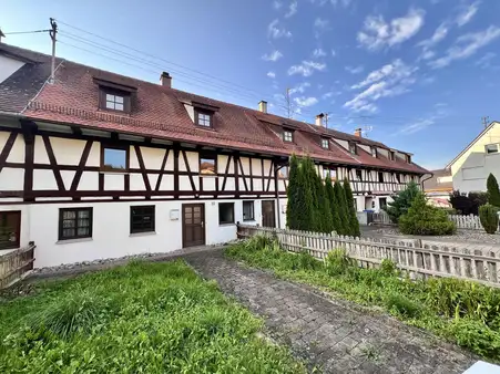 Zwei Reihenhäuser mit großem Raumangebot und zwei Stellplätzen!