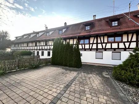 Zwei Reihenhäuser mit großem Raumangebot und zwei Stellplätzen!