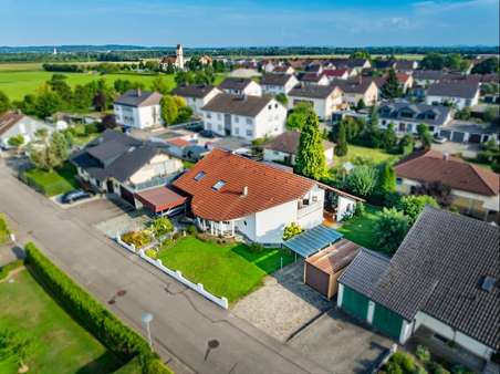 Drohnenaufnahme mit Weitblick - Einfamilienhaus in 88457 Kirchdorf mit 249m² kaufen