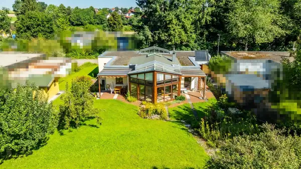 360°  |  Großzügiger Flachdachbungalow mit Wintergarten in Biberach 
