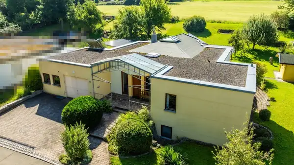 360°  |  Großzügiger Flachdachbungalow mit Wintergarten in Biberach 